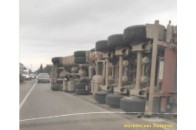 У селі біля Луцька перекинулась вантажівка (фото, відео)