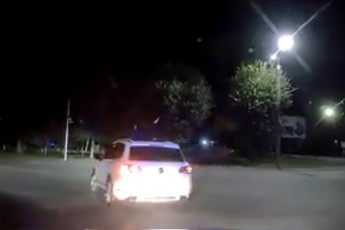 У Луцьку п'яна водійка перевозила подругу майже на даху авто (відео)