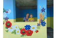 На Волині мати з дітьми креативно розмалювали автобусну зупинку (фото)