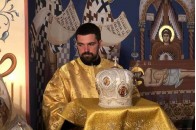 Один з керівників Офісу президента прислужує керівникам Московської церкви (фото)