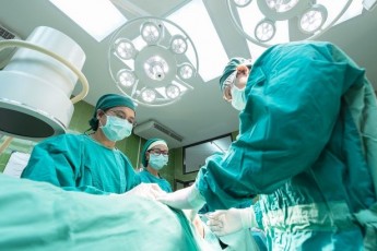 Без єдиного розрізу: лікар з Волині провів унікальну операцію 80-річній жінці у Львові