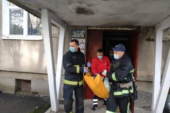 У Луцьку врятували з зачиненої квартири хвору жінку (фото)