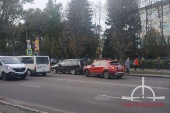 У Луцьку – аварія: зіткнулися дві автівки, утворився довжелезний затор (фото)
