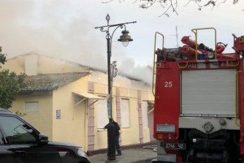 У Луцьку в Старому місті горить будівля (фото)