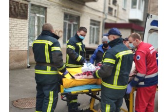 У Луцьку рятувальники допомогли медиками винести хвору жінку з квартири