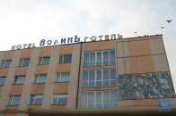 На Волині з готелю випав чоловік (відео)