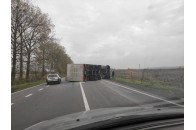 На волинській трасі перекинулася вантажівка (фото)