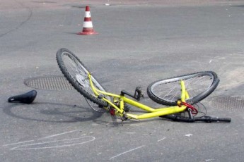 На Волині – аварія: Mercedes наїхав на велосипедистку