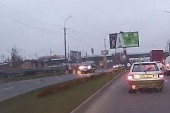 Досі у важкому стані: опублікували відео моменту аварії в Луцьку, в якій постраждали неповнолітні дівчата