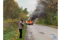 На Волині на ходу загорівся автомобіль: постраждав чоловік (фото, відео)