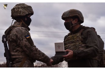 Зеленський на Сході вручив військовим волинської бригади сертифікат на автомобіль (фото)