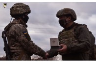Зеленський на Сході вручив військовим волинської бригади сертифікат на автомобіль (фото)
