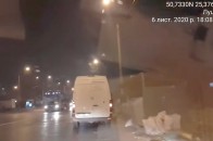Викинула мішок сміття не виходячи з авто: у Луцьку жінка втікала від муніципальної варти (відео)