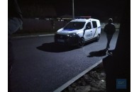 Їхав по зустрічній та виїжджав на тротуар: на Волині водій ледве не збив пішоходів