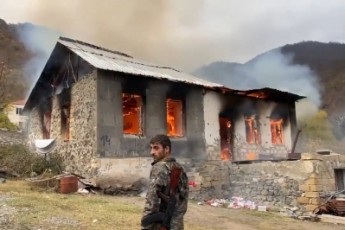 Вірмени в Карабаху палять свої будинки, аби не залишати їх азербайджанцям (відео)