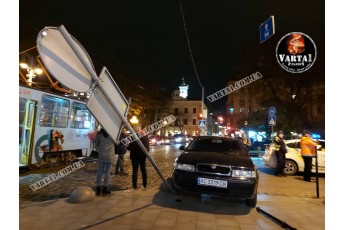 Автівка на волинській реєстрації зіткнулась з трамваєм, в'їхала в огорожу та в дорожній знак у Львові (фото)