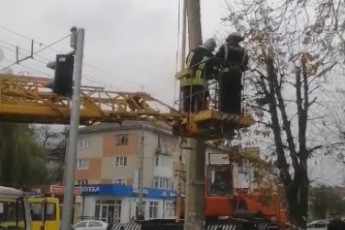 У Луцьку рятувальники демонтували небезпечну електроопору (відео)