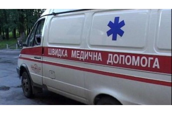 На Волині автомобіль швидкої допомоги, який їхав на виклик, застряг у полі