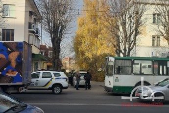 Аварія у Луцьку: Mercedes та тролейбус не поділили дорогу (фото)