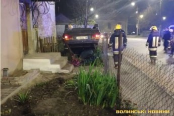 У Луцьку водій на Audi врізався у паркан житлового будинку і перекинувся (фото, відео)