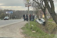 Під Луцьком автомобіль злетів у кювет