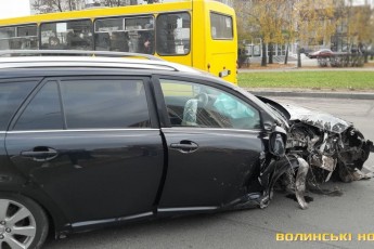 Відірвало колесо: у Луцьку на проспекті автомобіль влетів у стовп (фото)