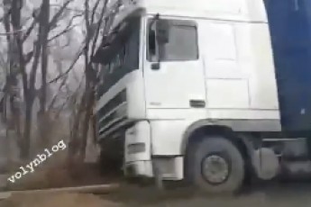 На Волині вантажівка злетіла з траси (відео)