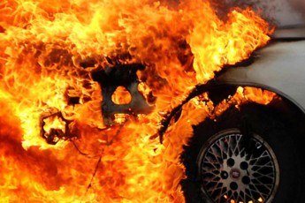 У місті на Волині чоловік облив бензином та підпалив автомобіль