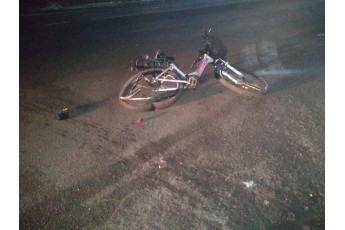 Жінку викинуло на узбіччя: в Луцьку п'яний чоловік збив велосипедистку та втік (відео)