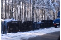 На Волині вантажівка злетіла у кювет