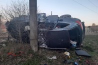На Волині автомобіль влетів в електроопору та перекинувся