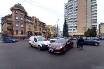 У центрі Луцька на перехресті не розминулись автівки (фото)