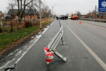 У Луцьку мікроавтобус врізався у відбійник