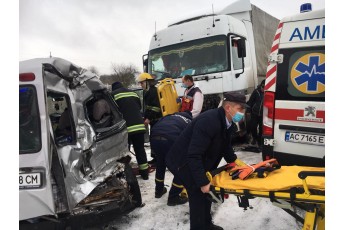 На  Волині через погану дорогу автомобілі злетіли з дороги (фото)