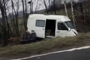 На Волині бус злетів у кювет та врізався у дерево, за кермом була жінка (фото)