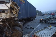 Авто розтрощило і порозкидало по трасі, багато загиблих: вночі сталась кривава ДТП