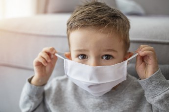 Назвали нові симптоми коронавірусу у дітей