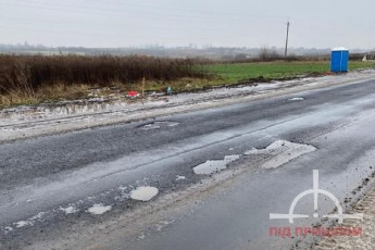 Однією лопатою і тачкою: обурені мешканці показали, як ремонтують дорогу під Луцьком (відео)