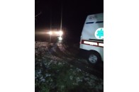 На Волині автомобіль з медиками застряг у багнюці