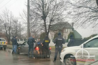 Обличчям об машину: у Луцьку затримали наркоторговців (фото)