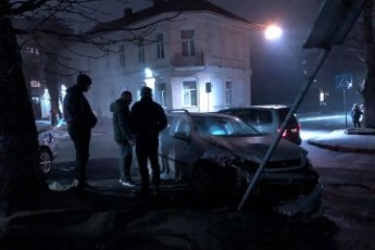 У Луцьку – аварія: на перехресті зіткнулись два автомобілі (фото)