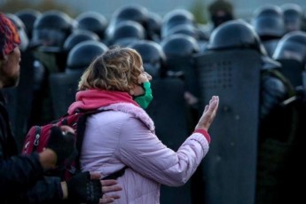 Жителі Мінська збираються на марш, силовики стягують спецтехніку