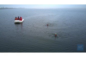 Волинський нардеп переплив зимове озеро (фото)