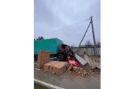 У Луцьку вантажівка в'їхала у бетонну споруду (фото)