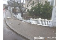 На Волині п'яний поляк зніс паркан житлового будинку (фото)
