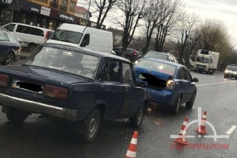 На Набережній у Луцьку – аварія: два автомобілі не поділили дорогу (фото)