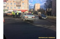У Луцьку на з'їзді з мосту зіткнулися дві автівки, одну – викинуло на узбіччя (фото)