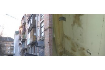 У Луцьку жінка три роки підтоплює сусідів та не впускає до квартири комунальників (відео)