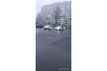 У Луцьку − ранкова ДТП: розтрощена автівка та уламки розкидані на десятки метрів (фото)