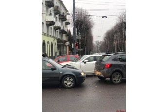 У Луцьку зіткнулися два легковики, рух дорогою ускладнено (фото)